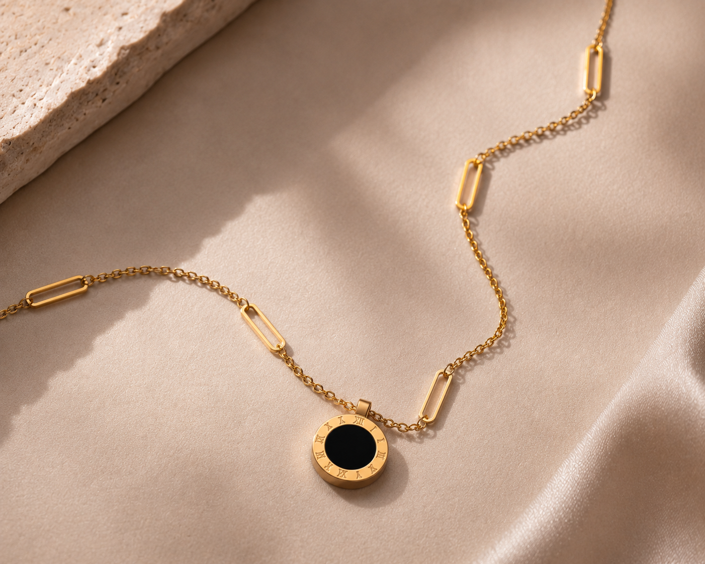 Noir Éclipse Necklace